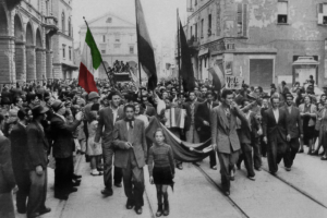 25 aprile. Luigi Sbarra alla manifestazione di Milano