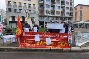 Ex lavoratori BAMES si incatenano davanti al tribunale